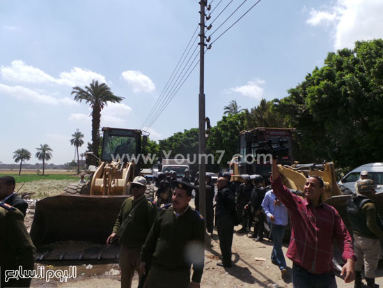 معدات الإزالة تنفذ قرار الازالة بحضور الوزير -اليوم السابع -4 -2015