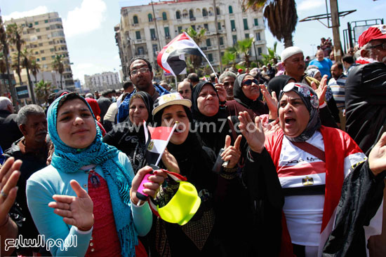 المتظاهرون يطالبون بإعادة النظر فى تعيين المحافظ -اليوم السابع -4 -2015