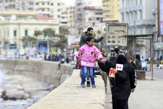  الأطفال يستمتعون بكورنيش الإسكندرية بالرغم من الطقس الشتوى -اليوم السابع -4 -2015