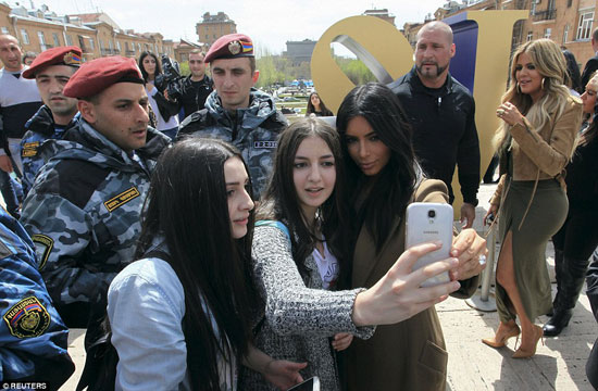 	الشعب الأرمينى يلتقط الصور مع كيم  -اليوم السابع -4 -2015