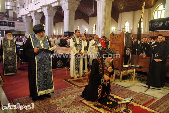 	البابا تواضروس وأساقفة الكاتدرائية خلال قداس الجمعة الكبيرة -اليوم السابع -4 -2015