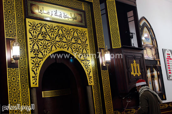 	مؤذن المسجد يؤذن لصلاة الجمعة -اليوم السابع -4 -2015