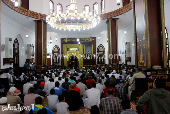 	محافظ الإسماعيلية وعدد من القيادات داخل المسجد -اليوم السابع -4 -2015