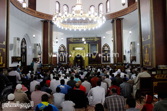 	المصلون يستمعون لخطبة الجمعة -اليوم السابع -4 -2015