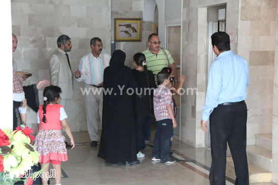  أسرة مصرية عند صعودها للاستراحة فى الفندق -اليوم السابع -4 -2015