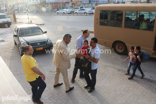  عائلة مصرية عند نزولها من الباص -اليوم السابع -4 -2015