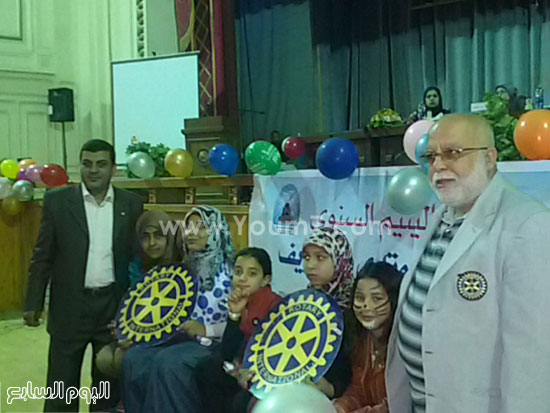 أعضاء تادى روتارى مع الأطفال خلال الاحتفال بهم -اليوم السابع -4 -2015