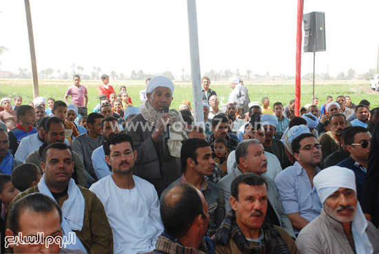  أحد المزارعين يناقش وزير الزراعة بإحدى المشكلات -اليوم السابع -4 -2015