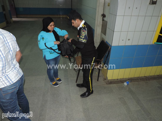 فرد أمن يقوم بتفتيش حقيبة سيدة داخل المترو  -اليوم السابع -4 -2015