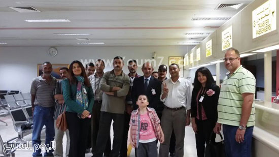  السفارة المصرية فى استقبالهم فى مطار مسقط -اليوم السابع -4 -2015