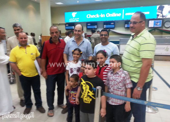  مع أطفالهم فى مطار صلالة -اليوم السابع -4 -2015