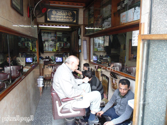 	أحد الزبائن يجلس على أشهر كرسى بالإسكندرية  -اليوم السابع -4 -2015
