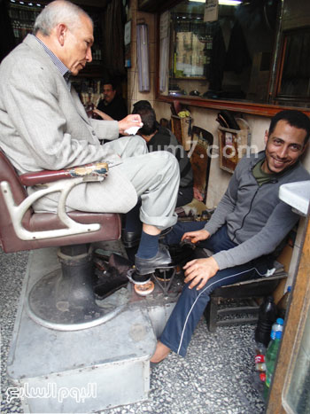 	أحد العاملين فى إخوان فهمى يمسح حذاء الزبون -اليوم السابع -4 -2015