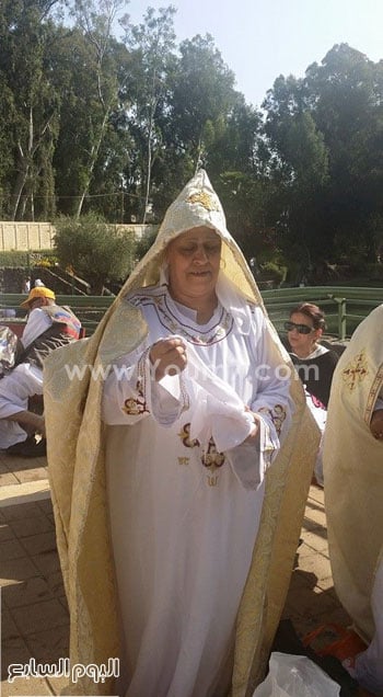 	سيدة قبطية تستعد للنزول إلى نهر الأردن حيث اعتمد المسيح -اليوم السابع -4 -2015