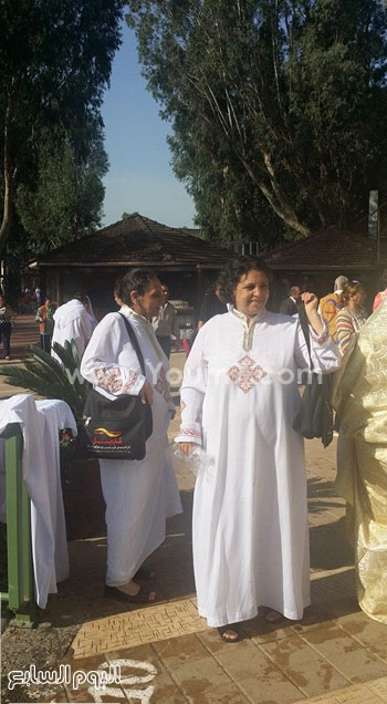 	إحدى السيدات ترتدى التونية وهى زى كنسى للشمامسة الذين يخدمون بصلاة القداس -اليوم السابع -4 -2015