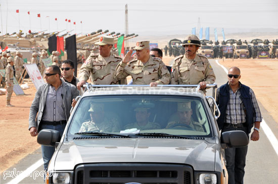 القائد العام للقوات المسلحة خلال مراسم تفتيش القوات بالمنطقة المركزية  -اليوم السابع -4 -2015