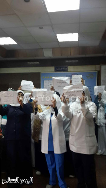 الممرضات خلال إضرابهن عن الطعام فى مستشفى العريش-  اليوم السابع -4 -2015