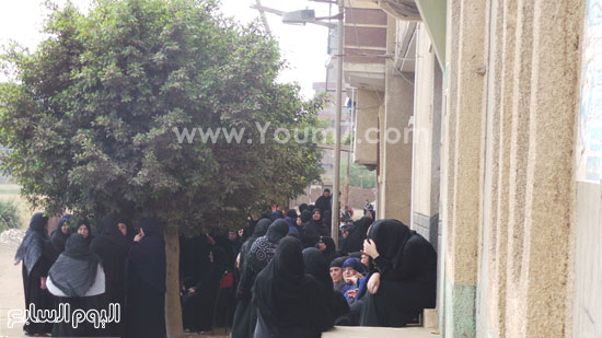 تجمع عدد من نساء القرية أمام منزل الشهيد-  اليوم السابع -4 -2015