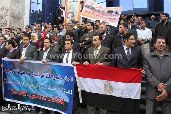  المشاركون فى الوقفة يرفعون علم مصر مع لافتاتهم المطالبة بإنشاء هيئة لهم -اليوم السابع -4 -2015