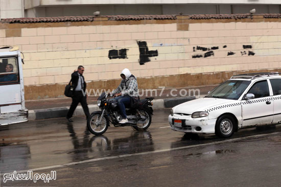  الأمطار تجبر السائقين على إغلاق النوافذ والسير ببطء  -اليوم السابع -4 -2015