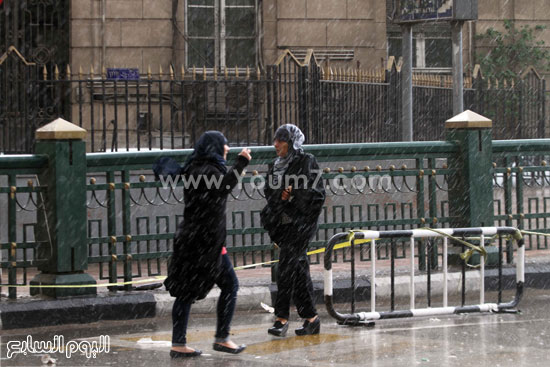  سيدتان تحاولان تجنب المطر بوسط القاهرة  -اليوم السابع -4 -2015