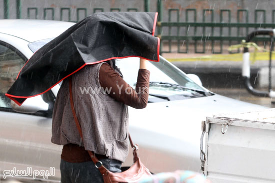  شخص يضع سترة جلدية لتقيه شدة الأمطار  -اليوم السابع -4 -2015