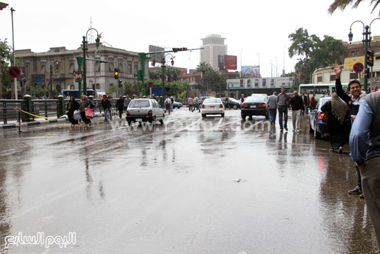 مواطنون يصطفون على جانبى الطريق بالإسعاف لتجنب الأمطار    -اليوم السابع -4 -2015