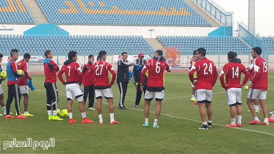 البدرى فى جلسة بمنتصف الملعب فى تدريب المنتخب -اليوم السابع -4 -2015