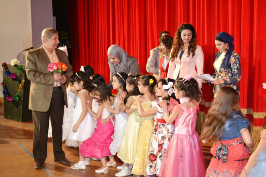 محافظ الإسماعيلية مع الأطفال فى المسابقة -اليوم السابع -4 -2015
