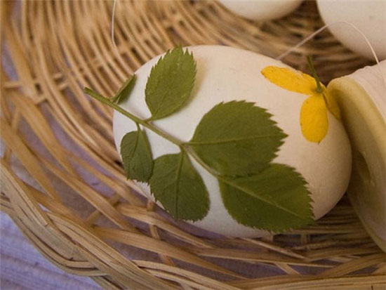 غلى البيض فى أوراق البصل بعد تزيينه بأوراق الشجر  -اليوم السابع -4 -2015