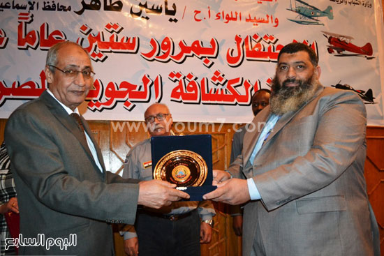 السكرتير العام يهدى درع المحافظة لقائد الكشافة  -اليوم السابع -4 -2015
