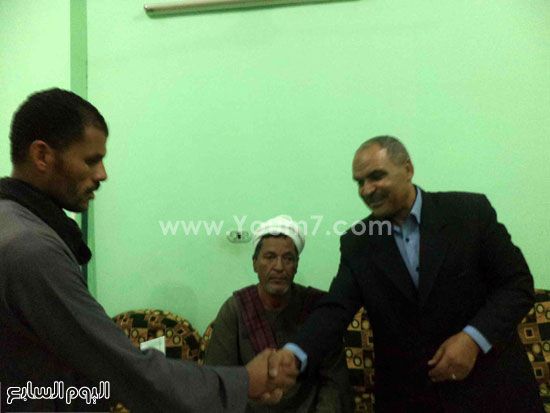   رئيس مدينة الزينية يسلم التعويض لأحد المتضررين-  اليوم السابع -4 -2015