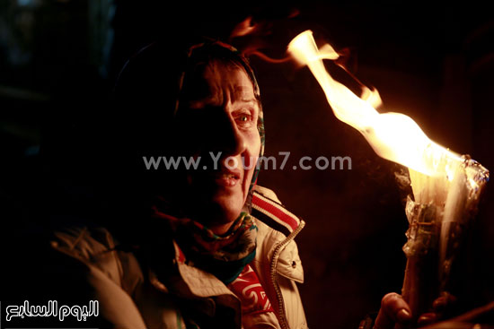 	سيدة تشعل الشموع احتفالات بعيد القيامة  -اليوم السابع -4 -2015