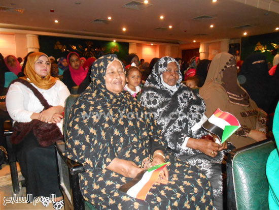 الأمهات المثاليات السودانيات يرفعن علم السودان خلال الحفل-  اليوم السابع -4 -2015