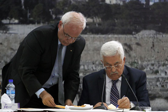 	الرئيس الفلسطينى محمود عباس والمفاوض صائب عريقات-  اليوم السابع -4 -2015