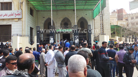 صورة لأهالى فى انتظار خروج الجثمان من مسجد الأربعين-  اليوم السابع -4 -2015