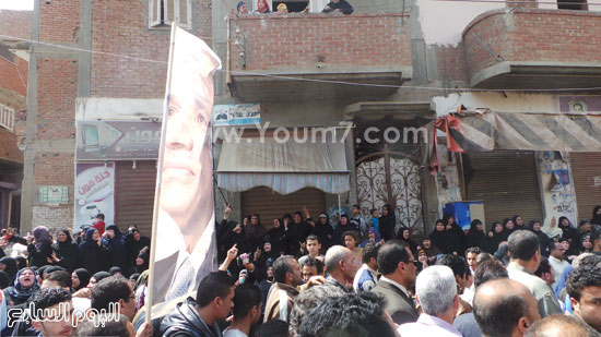 الأهالى يحملون صورة الرئيس عبد الفتاح السيسى-  اليوم السابع -4 -2015