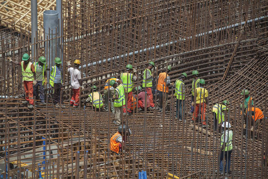 عشرات العمال داخل موقع بناء السد-  اليوم السابع -4 -2015