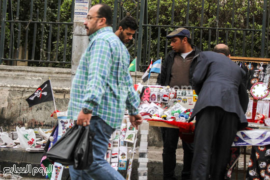 	أحد الباعة أمام سور كلية الزراعة -  اليوم السابع -4 -2015