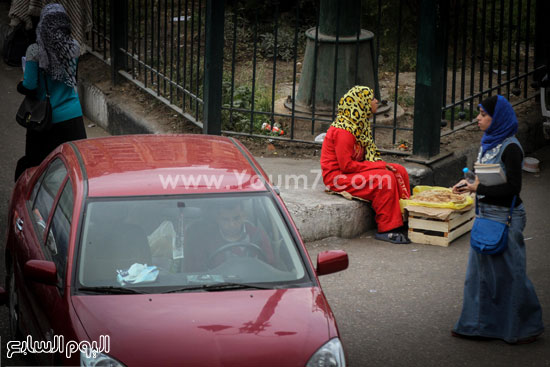 	إحدى البائعات تضع فطائر بالميدان -  اليوم السابع -4 -2015