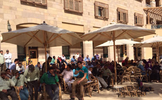 جانب من مظاهرات العمال إمام مبنى إدارة الجامعة-  اليوم السابع -4 -2015
