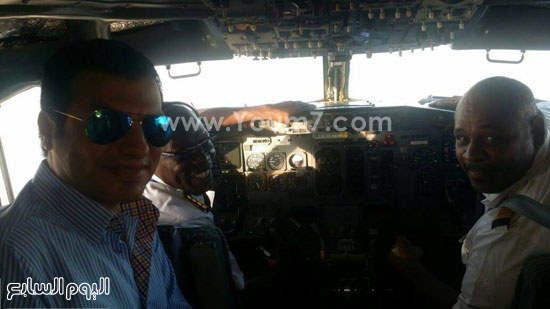 إيهاب توفيق مع طاقم الطائرة -  اليوم السابع -4 -2015