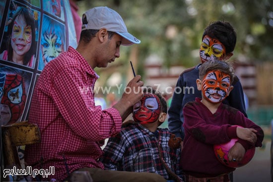  الأطفال تتزين بالألوان على وجوههم  بالحديقة -اليوم السابع -4 -2015