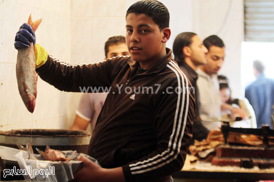 	فى محل إيهاب اليمانى البائع يمسك الفسيخ قبل بيعه  -اليوم السابع -4 -2015