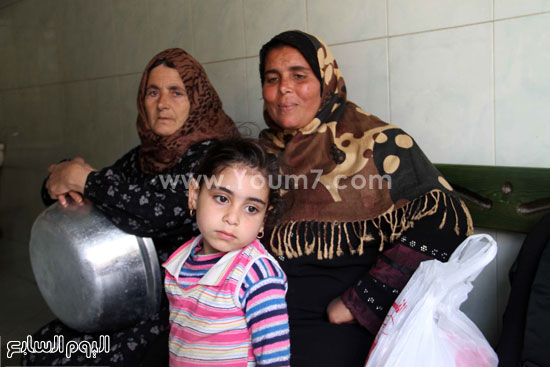 	الحاجة أم كريم وزوجة ابنها خلال زيارتها لنبروة لشراء الفسيخ قبل شم النسيم  -اليوم السابع -4 -2015