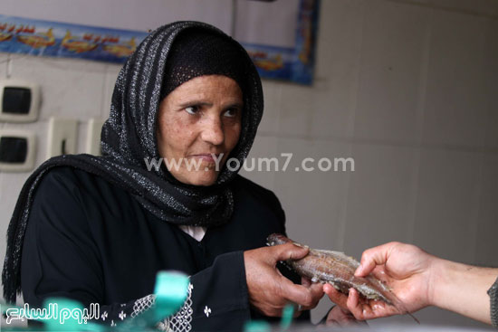 	سيدة جاءت من الشرقية حتى نبروة لشراء الفسيخ قبل شم النسيم  -اليوم السابع -4 -2015