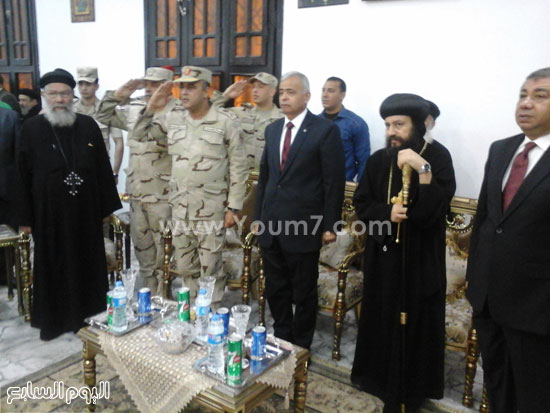 قائد الجيش الثالث وتحية السلام الجمهورى فى نهاية الاحتفالات -اليوم السابع -4 -2015