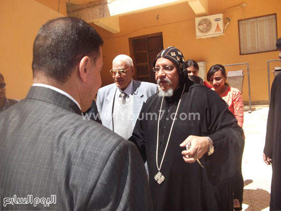 القمص بيشوى المحرقى راعى كنيسة العذراء مريم يستقبل القيادات التنفيذية  -اليوم السابع -4 -2015