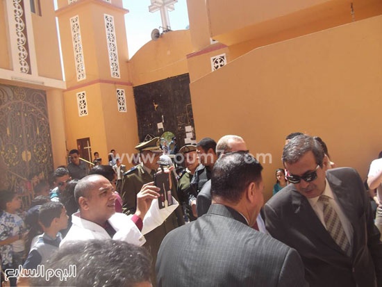 	جانب من القيادات التنفيذية فى زيارة كنيسة العذراء مريم  -اليوم السابع -4 -2015