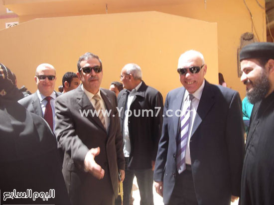 مدير أمن الوادى الجديد يهنئ القمص بيشوى المحرقى بالعيد -اليوم السابع -4 -2015
